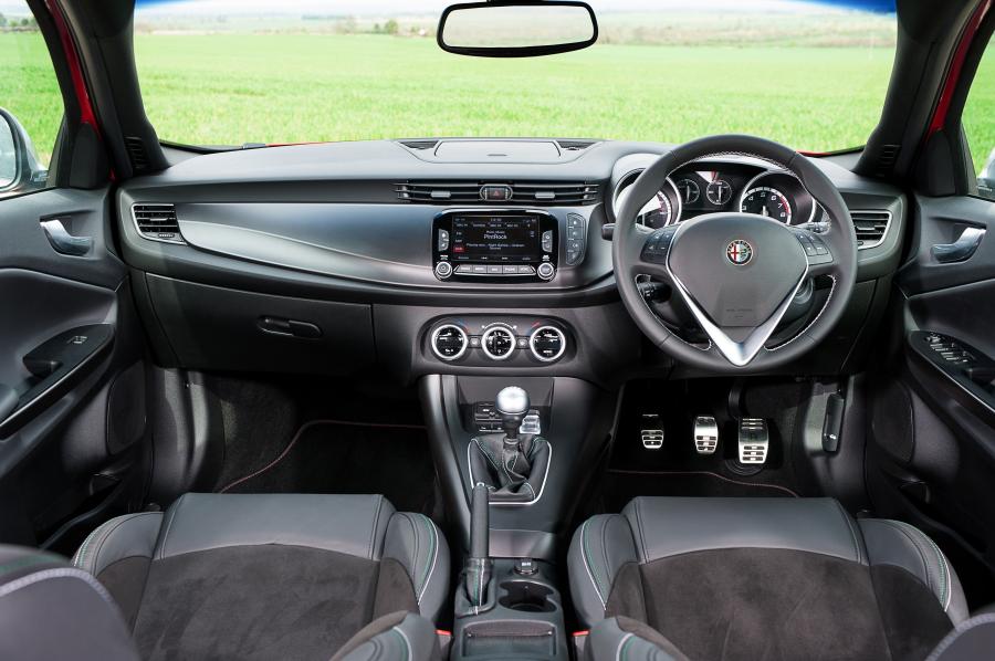 Торпедо Alfa Romeo Giulietta Sportiva (940) 2014 года  (UK) (фото 19 из 48)
